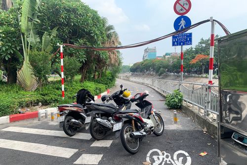 Nhếch nhác tuyến đường đầu tiên dành cho xe đạp tại Hà Nội