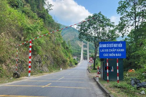 Cầu Đakrông 'đang có sự cố nguy hiểm'