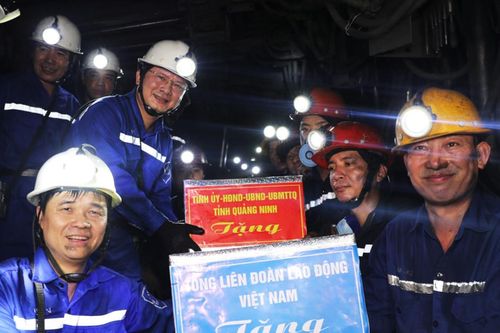 Lãnh đạo Tổng LĐLD Việt Nam xuống lò sâu 250m thăm công nhân mỏ