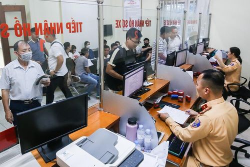 Kê khai thông tin tại nhà, không còn cảnh xếp hàng chờ đăng ký xe