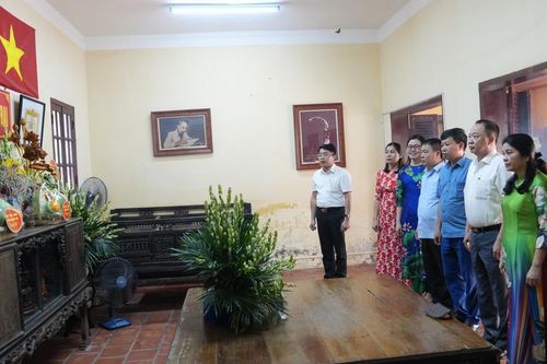 Quận Tây Hồ dâng hương tưởng nhớ Chủ tịch Hồ Chí Minh