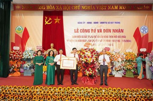 Huyện Gia Lâm: xã Bát Tràng đón Bằng công nhận Nông thôn mới kiểu mẫu