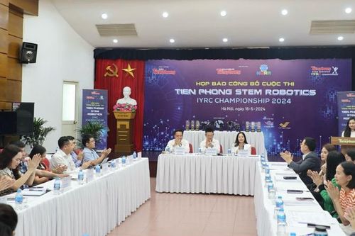 Khuyến khích học sinh chủ động nghiên cứu ứng dụng robot