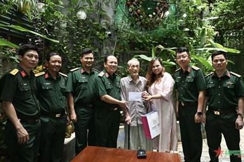 Đoàn công tác Báo Quân đội nhân dân và Ngân hàng Thương mại Cổ phần Bắc Á tri ân các cựu chiến binh chiến dịch Điện Biên Phủ