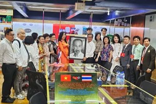 Thứ trưởng Bộ Ngoại giao Lê Thị Thu Hằng thăm và làm việc với cộng đồng người Việt Nam tại Thái Lan