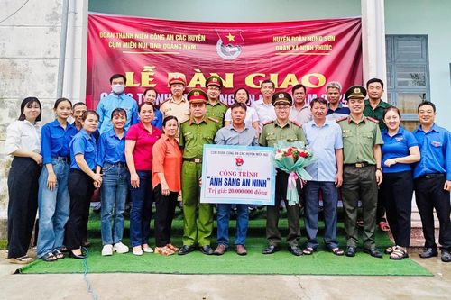 Tuổi trẻ Công an Quảng Nam bàn giao công trình ' Ánh sáng an ninh' cho người dân vùng cao