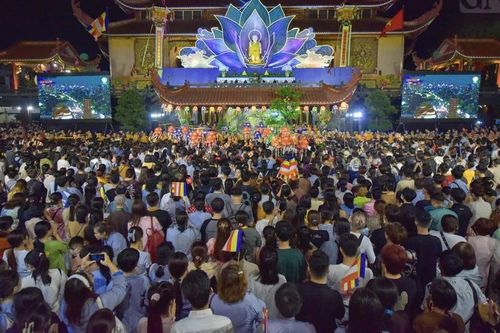 Hàng ngàn người cung rước Đức Phật
