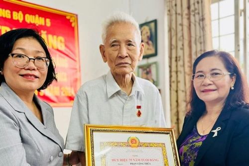 Phó Bí thư Thành ủy TPHCM Nguyễn Thị Lệ trao Huy hiệu 75 năm tuổi Đảng cho đồng chí Phan Công Thừa