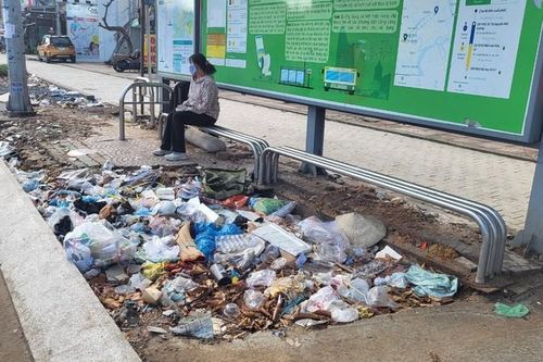 TP HCM: Vứt rác bừa bãi từ đường phố đến miệng cống thoát nước