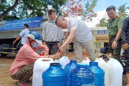 Những 'Giọt nước nghĩa tình' cùng người dân miền Tây đi qua mùa hạn mặn