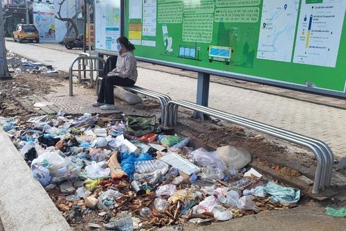 TP HCM: Vứt rác bừa bãi từ đường phố đến miệng cống thoát nước