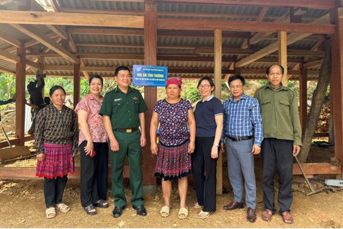 Thanh Hóa: Ra mắt mô hình 'Vườn rau xanh, nhà sạch đẹp, bếp ngăn nắp, chuồng xa nhà' và trao hỗ trợ kinh phí xây nhà 'Mái ấm tình thương' cho gia đình hội viên phụ nữ nghèo