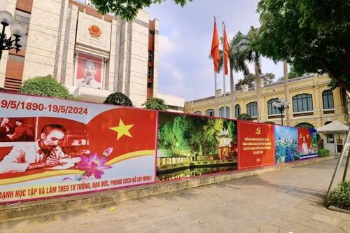 Đường phố Hà Nội rực rỡ cờ hoa, khẩu hiệu kỷ niệm 134 năm ngày sinh Chủ tịch Hồ Chí Minh