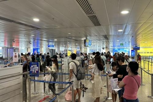Sân bay Tân Sơn Nhất chậm hàng loạt chuyến bay do trận mưa 'lớn nhất từ đầu năm'