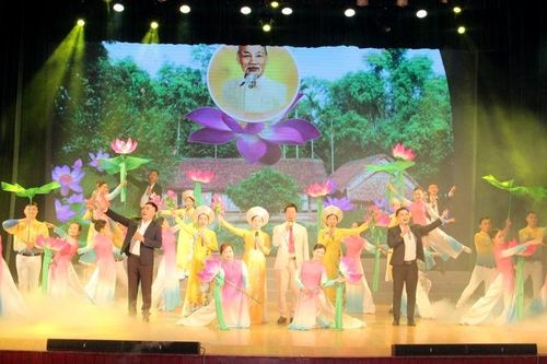 20 đoàn nghệ thuật tham gia Liên hoan Tiếng hát Làng Sen 2024