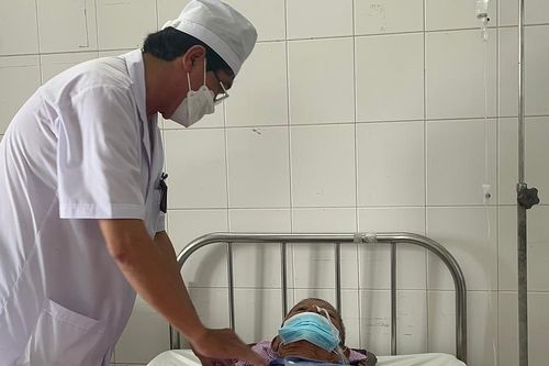 Cứu sống cụ ông U80 bị hóc xương gà nguy kịch