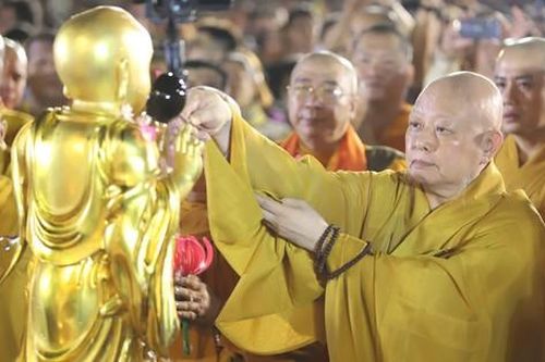 Hàng nghìn người diễu hành mở màn Tuần lễ Phật đản
