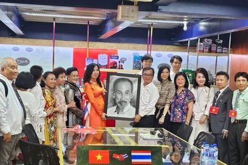 Thứ trưởng Ngoại giao Lê Thị Thu Hằng thăm và làm việc với cộng đồng người Việt Nam tại Thái Lan