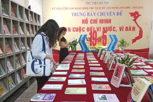 Trưng bày tài liệu sách, báo 'Hồ Chí Minh - Trọn cuộc đời vì nước, vì dân'