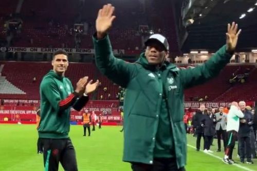 Varane và Martial vẫy tay chào tạm biệt cổ động viên Man Utd
