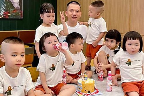 Sinh 7 con trong 5 năm, ông bố ở Hà Nội hài hước kể chuyện điểm danh mỗi tối