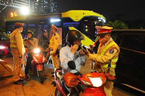 Tài xế 'lái hộ' vi phạm nồng độ cồn, cách nào kiểm tra trước khi giao xe?