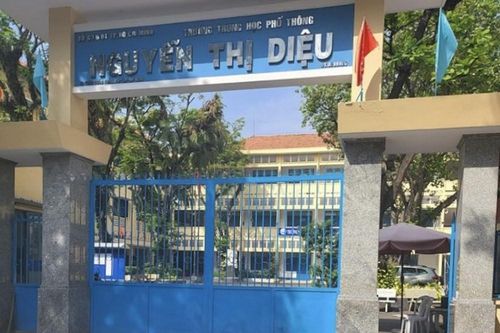 Đi muộn, học sinh lớp 12 bị giáo viên chủ nhiệm cho 6 bạn đánh vào mông