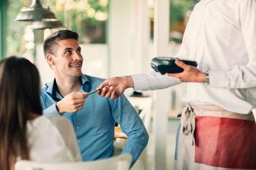 Tình phí hẹn hò: 'Cưa đôi' hay bạn trai trả?