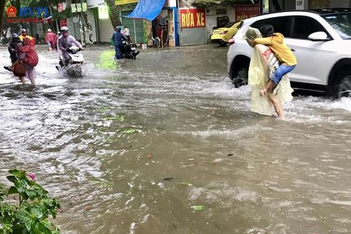 Mưa lớn, nhiều tuyến đường tại TP Thanh Hóa 'biến thành sông'