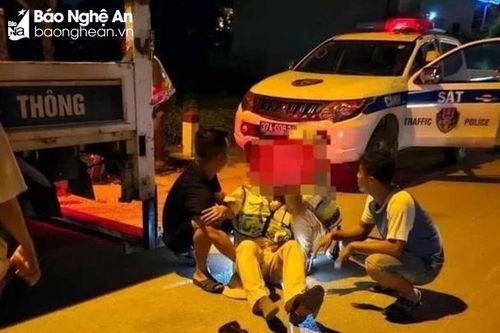 Nam thanh niên lao xe vào cảnh sát giao thông để 'thông chốt' kiểm tra nồng độ cồn