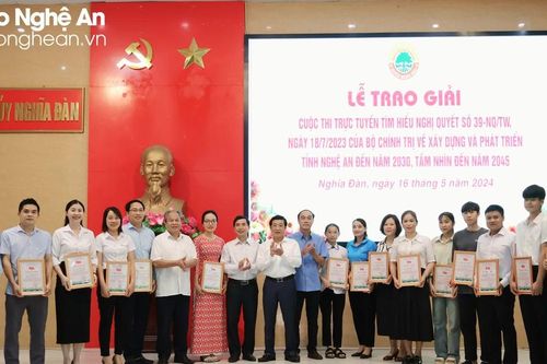 Huyện Nghĩa Đàn trao giải Cuộc thi trực tuyến tìm hiểu Nghị quyết số 39-NQ/TW Bộ Chính trị về phát triển tỉnh Nghệ An