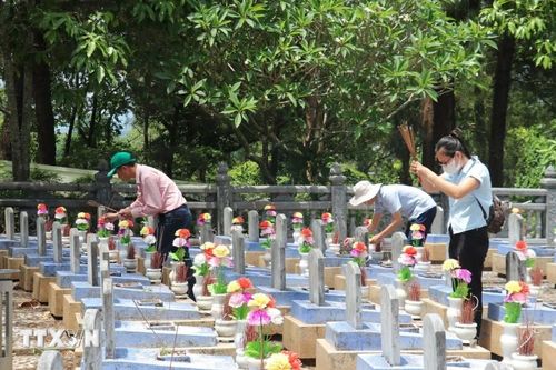 Những nén nhang tri ân các anh hùng, liệt sỹ trên đồi Bến Tắt-Trường Sơn