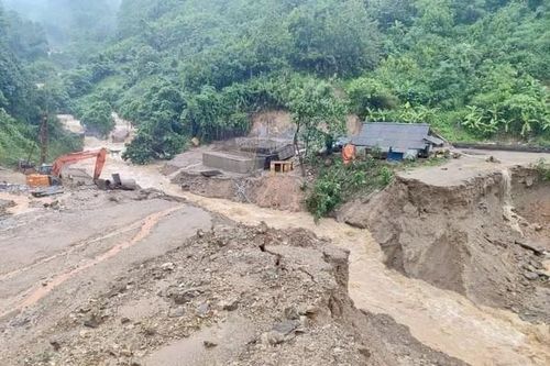 Mưa lớn gây ngập lụt,tại Yên Bái, gây sạt lở đất ở Cao Bằng