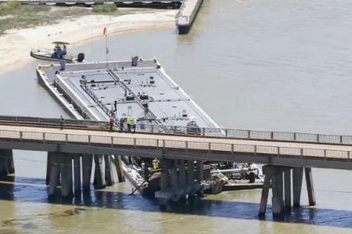 Sà lan chở nhiên liệu đâm vào trụ cầu ở bang Texas