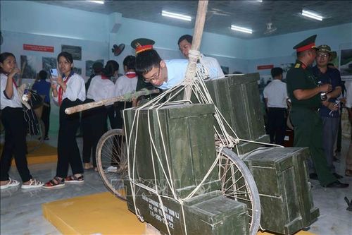 Trưng bày hình ảnh, hiện vật 'Huyền thoại Trường Sơn'