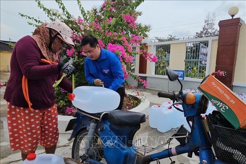 Hỗ trợ người dân vùng khó khăn ở Bến Tre, Hà Giang