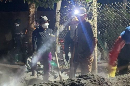 'Biệt đội' thiện nguyện vá đường xuyên đêm