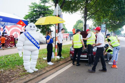 Ô tô và xe máy được kiểm tra an toàn miễn phí trước mùa mưa bởi Michelin và các đối tác