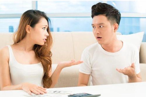 Mua cho mẹ cái áo 500 nghìn đã bị chồng mắng ngay trong siêu thị, tôi đưa ra tin nhắn ngân hàng gửi đến khiến anh nhục nhã cúi gằm mặt