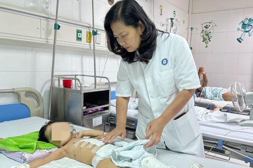 Bị xe công nông cán qua người, bé gái 3 tuổi được cứu sống kỳ diệu