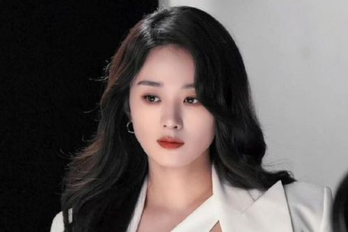Rộ tin Triệu Lệ Dĩnh đang 'qua lại' với người đã có gia đình, nhà trai nổi chẳng kém Phùng Thiệu Phong