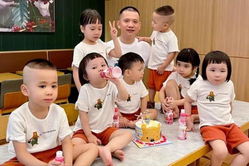 Sinh 7 con trong 5 năm, ông bố Hà Nội phải đếm con trước mỗi giấc ngủ
