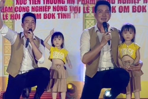 'Nam thần' nổi tiếng một thời đi hát hội chợ, khán giả nhí lên sân khấu múa phụ họa