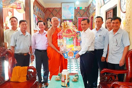 Phó Bí thư Thị ủy Tịnh Biên Nguyễn Thanh Tân thăm, chúc mừng Đại lễ Phật đản Phật lịch 2568 - Dương lịch 2024