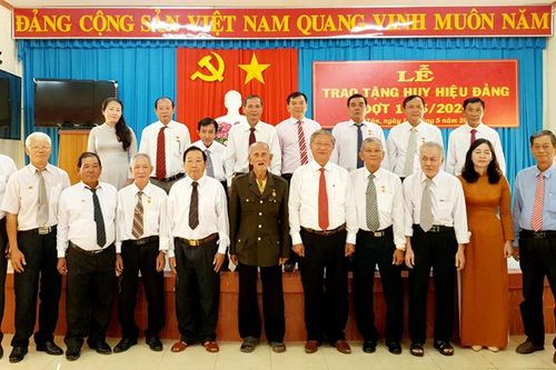 Ban Thường vụ Huyện ủy Tri Tôn trao Huy hiệu Đảng cho 19 đảng viên