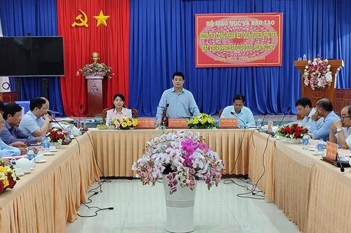 Bộ Giáo dục và Đào tạo kiểm tra công nhận đạt chuẩn phổ cập giáo dục, xóa mù chữ tại huyện Phú Tân