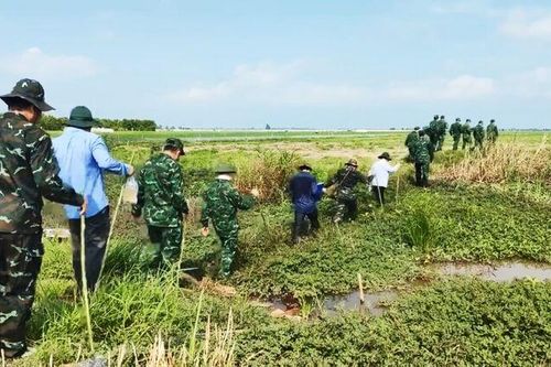 Bí thư Thị ủy và Chủ tịch UBND TX. Tân Châu khảo sát đường biên và cột mốc biên giới