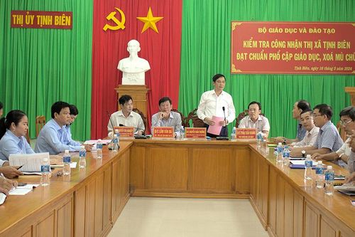 Bộ Giáo dục và Đào tạo kiểm tra công tác phổ cập giáo dục và xóa mù chữ tại TX. Tịnh Biên