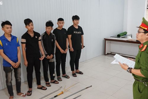 Khởi tố nhóm thanh thiếu niên gây rối trật tự công cộng và cố ý gây thương tích