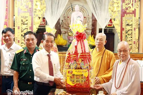 Chủ tịch HĐND tỉnh Thái Bảo chúc mừng Phật đản chức sắc tiêu biểu tại thành phố Biên Hòa